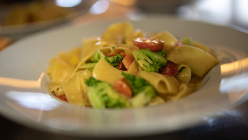 Hausgemachte Pasta mit frischem Gemüse